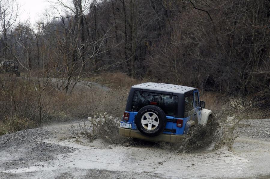  Jeep Wrangler Sport 2012 года  (фото 44 из 60)